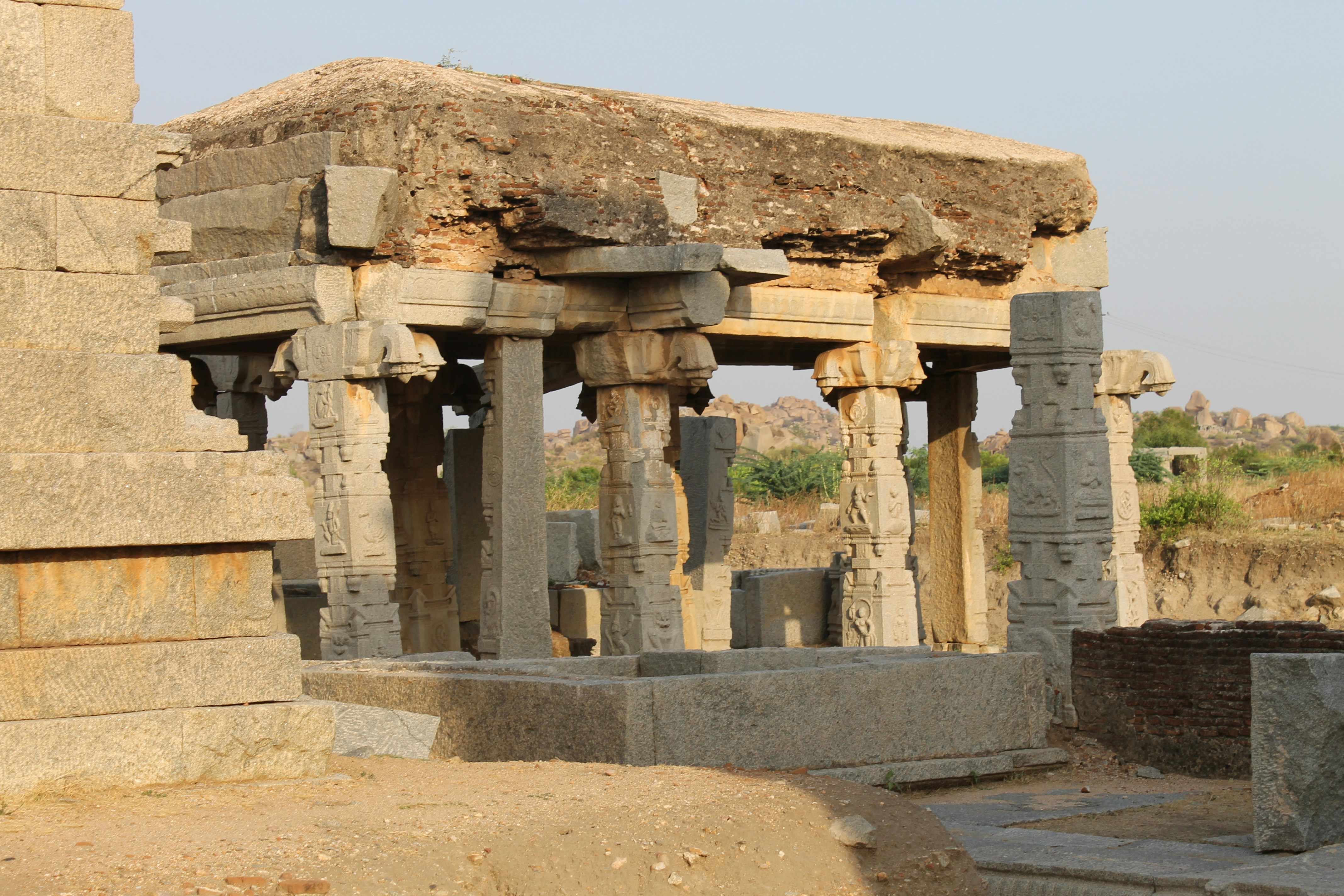 Stone pillars structure