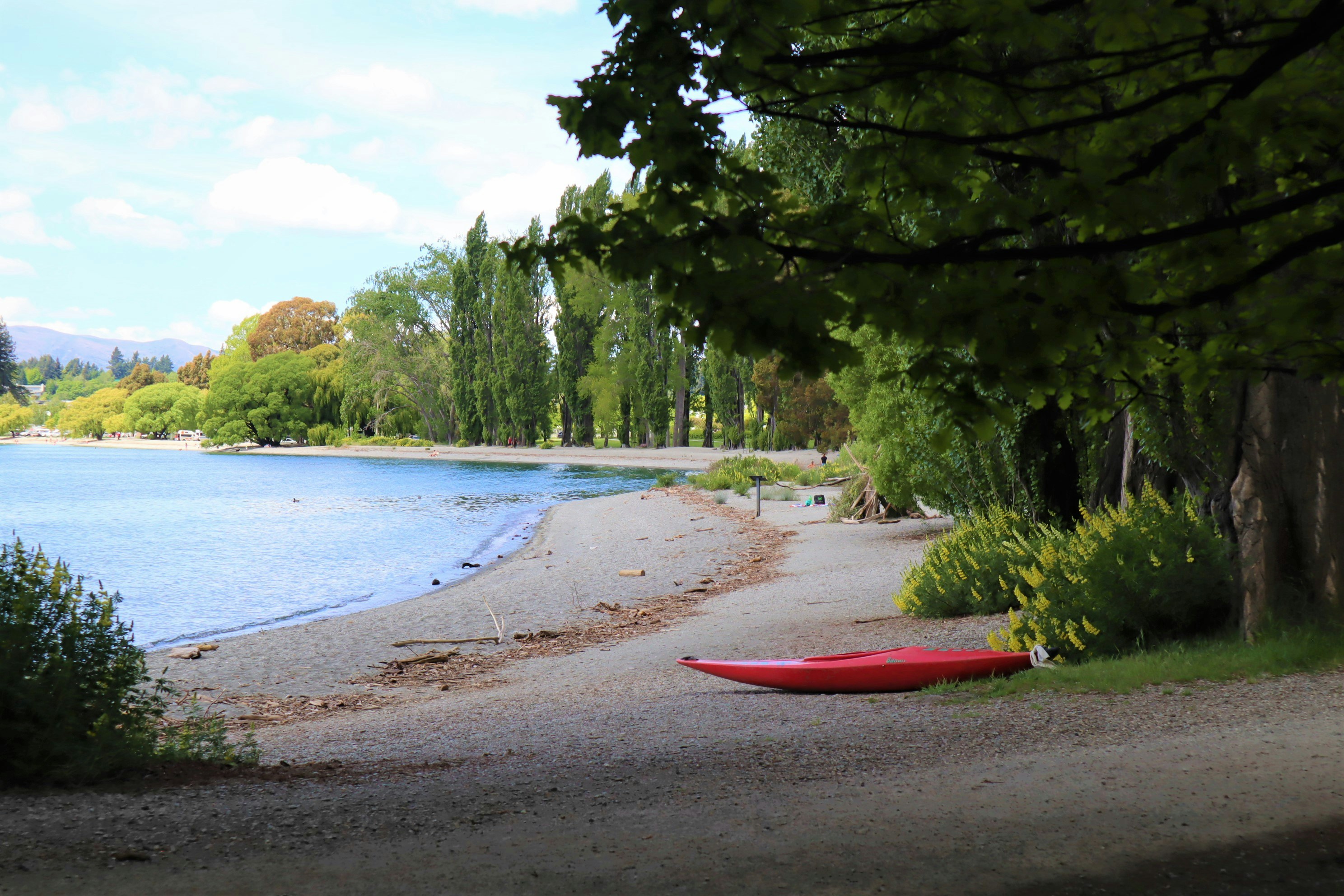 Un canot rouge assis sur la rive d’un lac photo – Photo Décor Gratuite ...