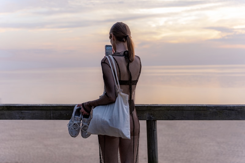 Mulher elegante no píer