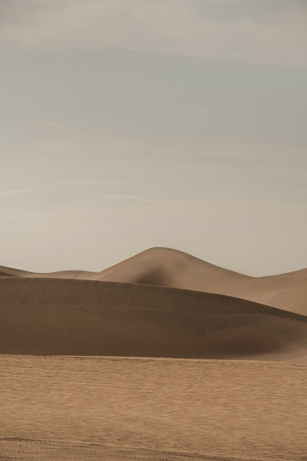 una persona montando a caballo en el desierto