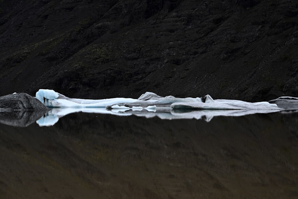 Ein großer Eisberg, der auf einem See schwimmt