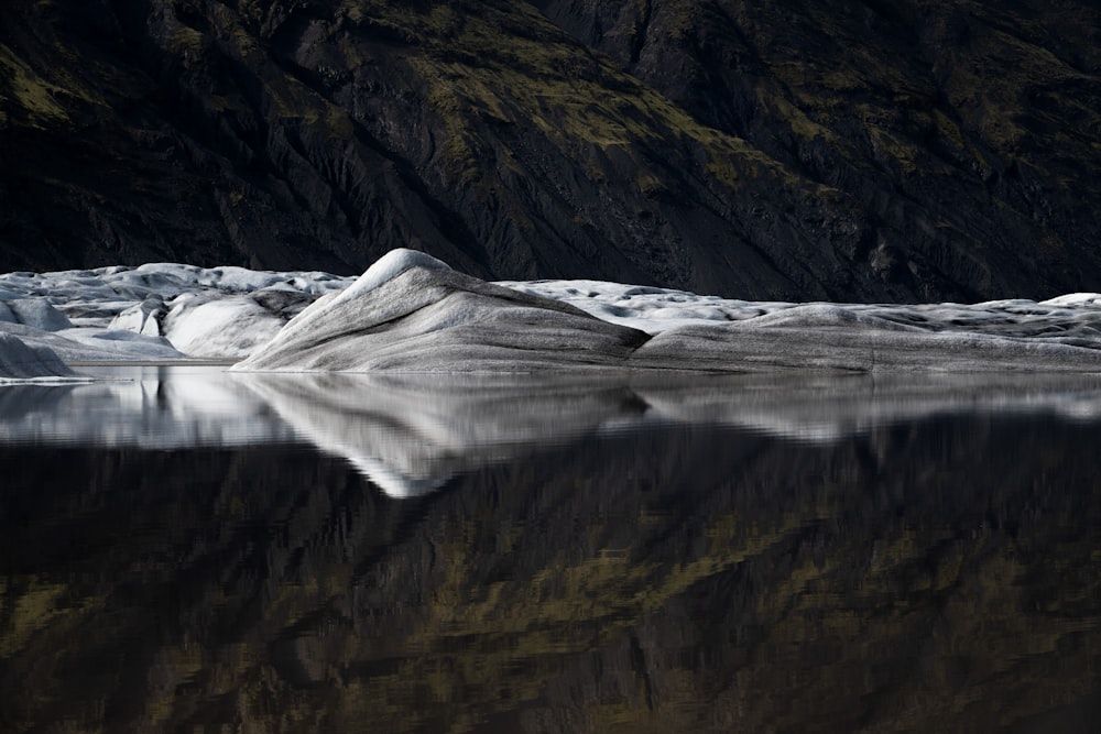 un grand plan d’eau avec une montagne en arrière-plan