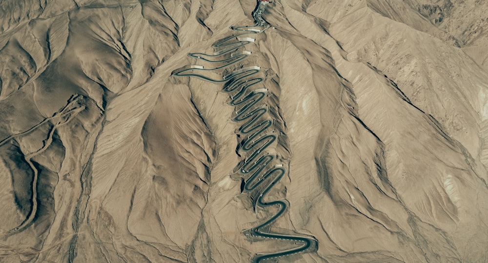 Una vista aérea de una cadena montañosa con una serpiente