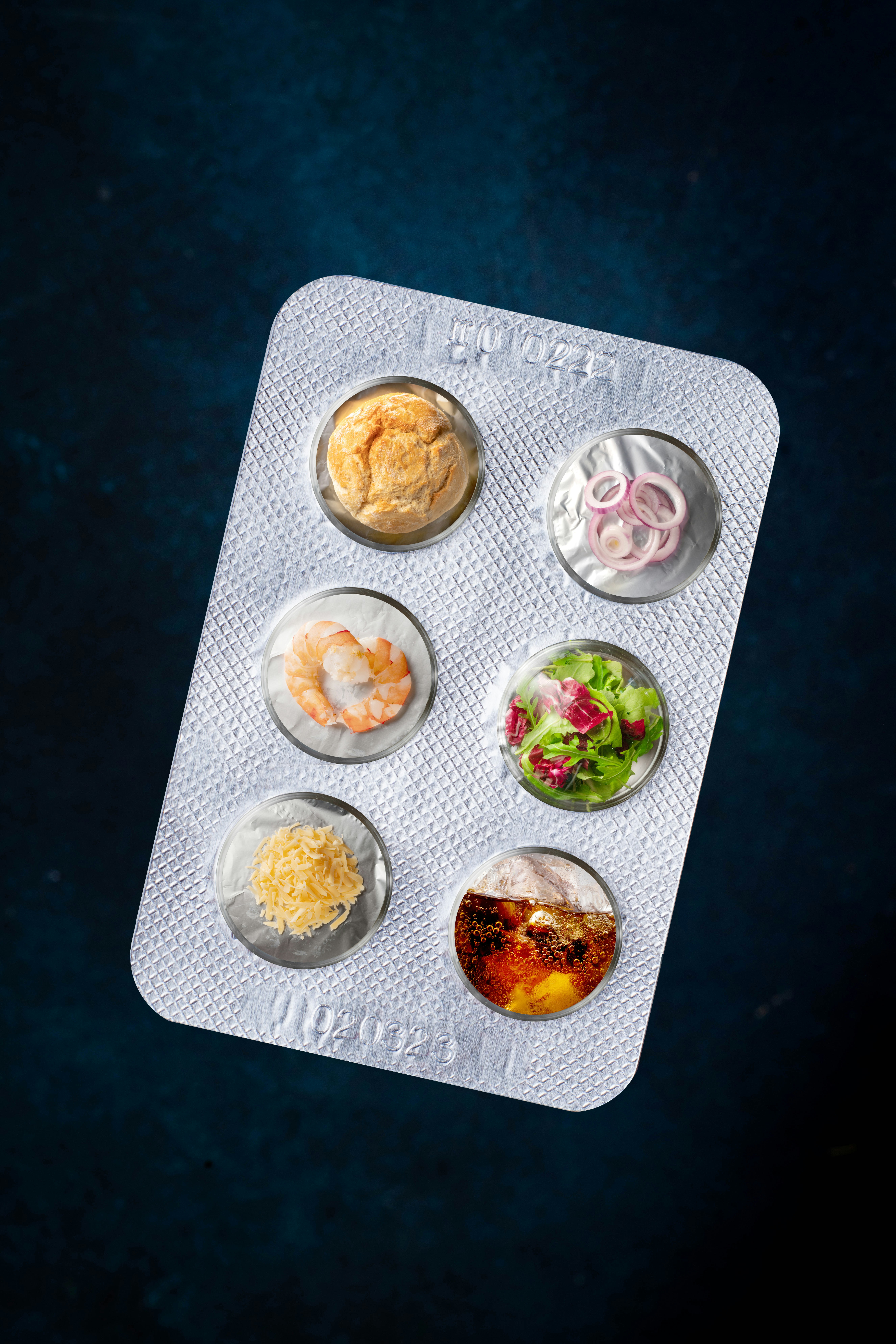 nampan makanan di atas meja biru