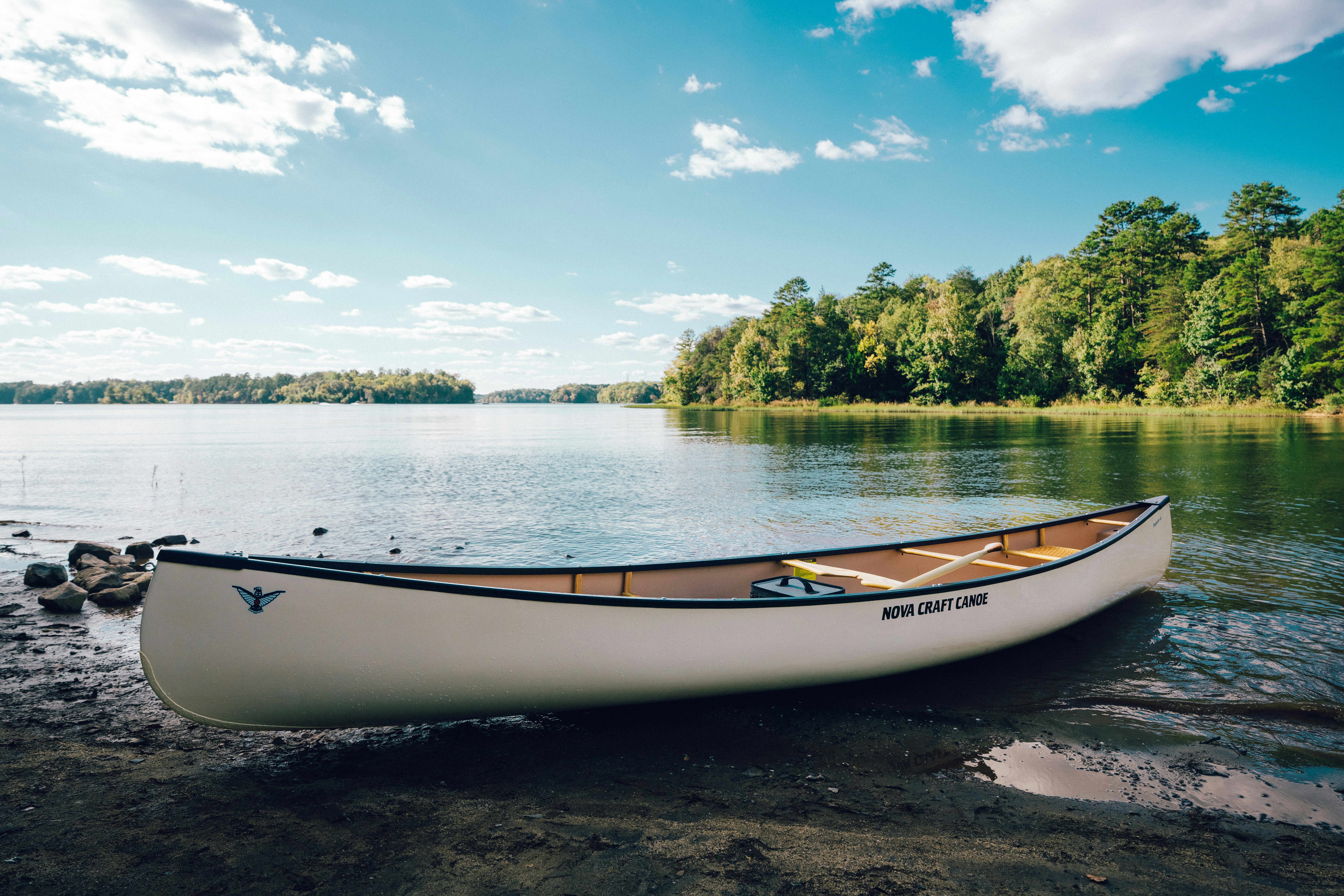 Una canoa blanca sentada en la orilla de un lago foto – Imagen de Verano  gratuita en Unsplash, image size:3000x2000