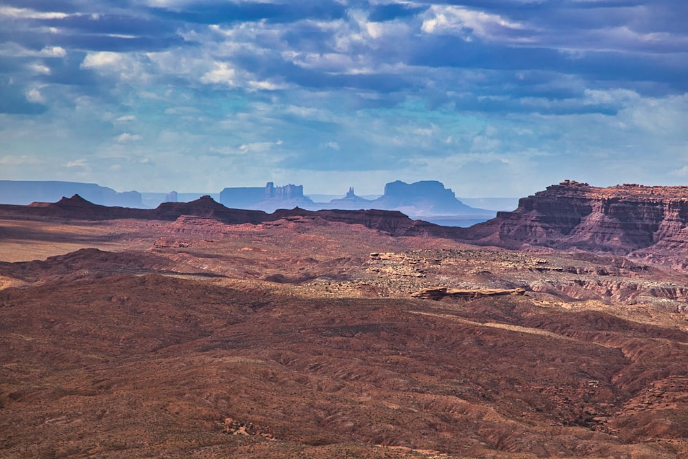 Una vista panoramica del deserto con le montagne sullo sfondo