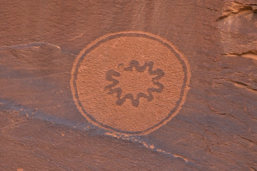 ein Felsen mit dem Bild einer Blume darauf