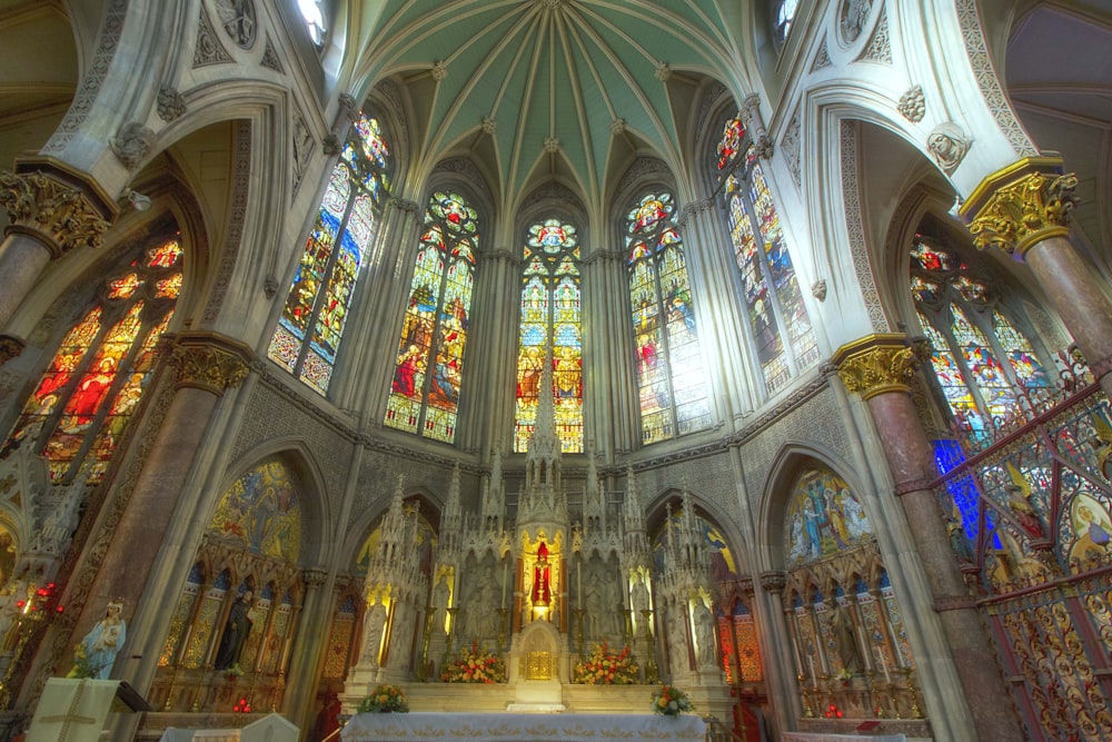 Una grande cattedrale con vetrate e banchi