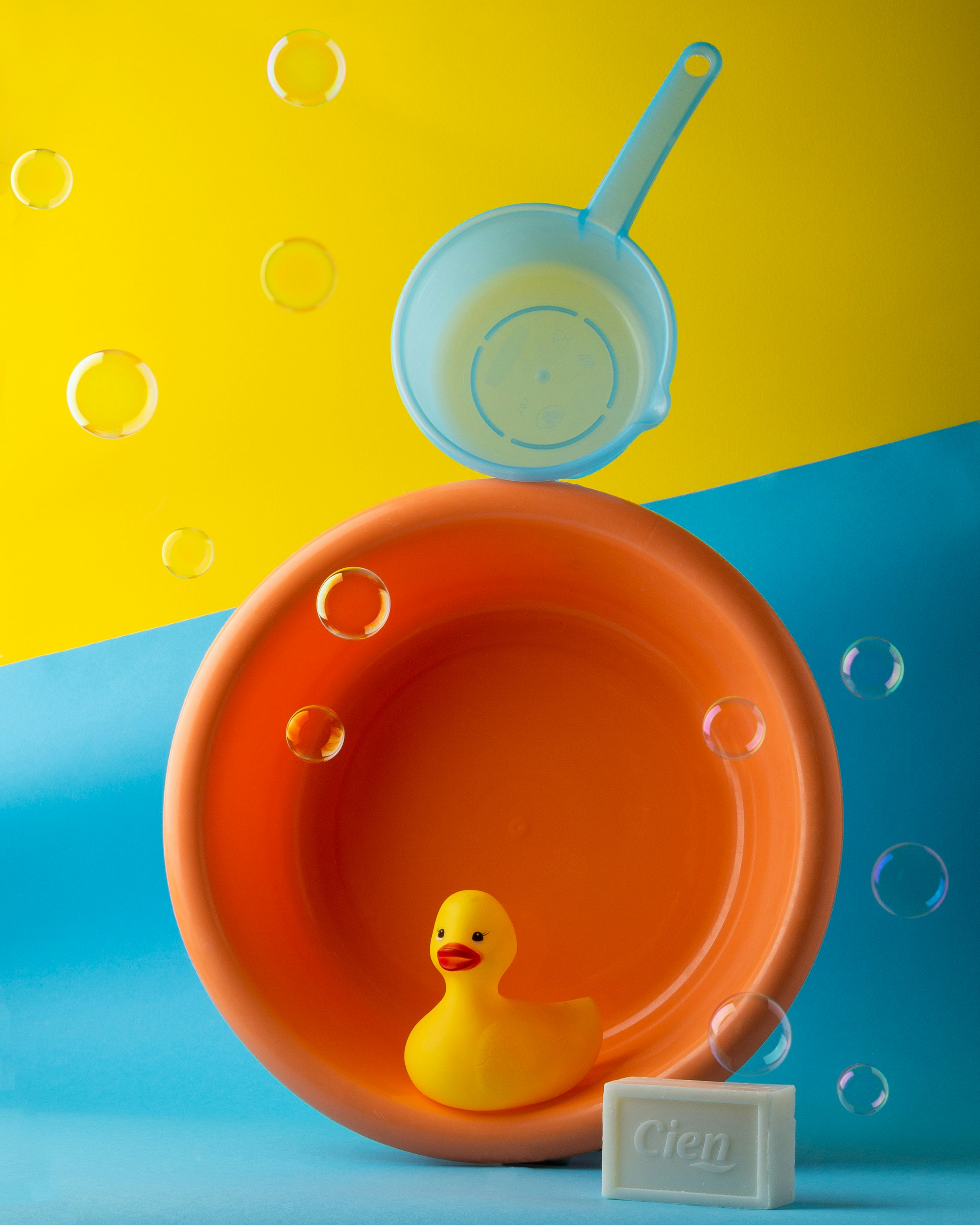 赤いボウルに入った黄色いゴム製のアヒル