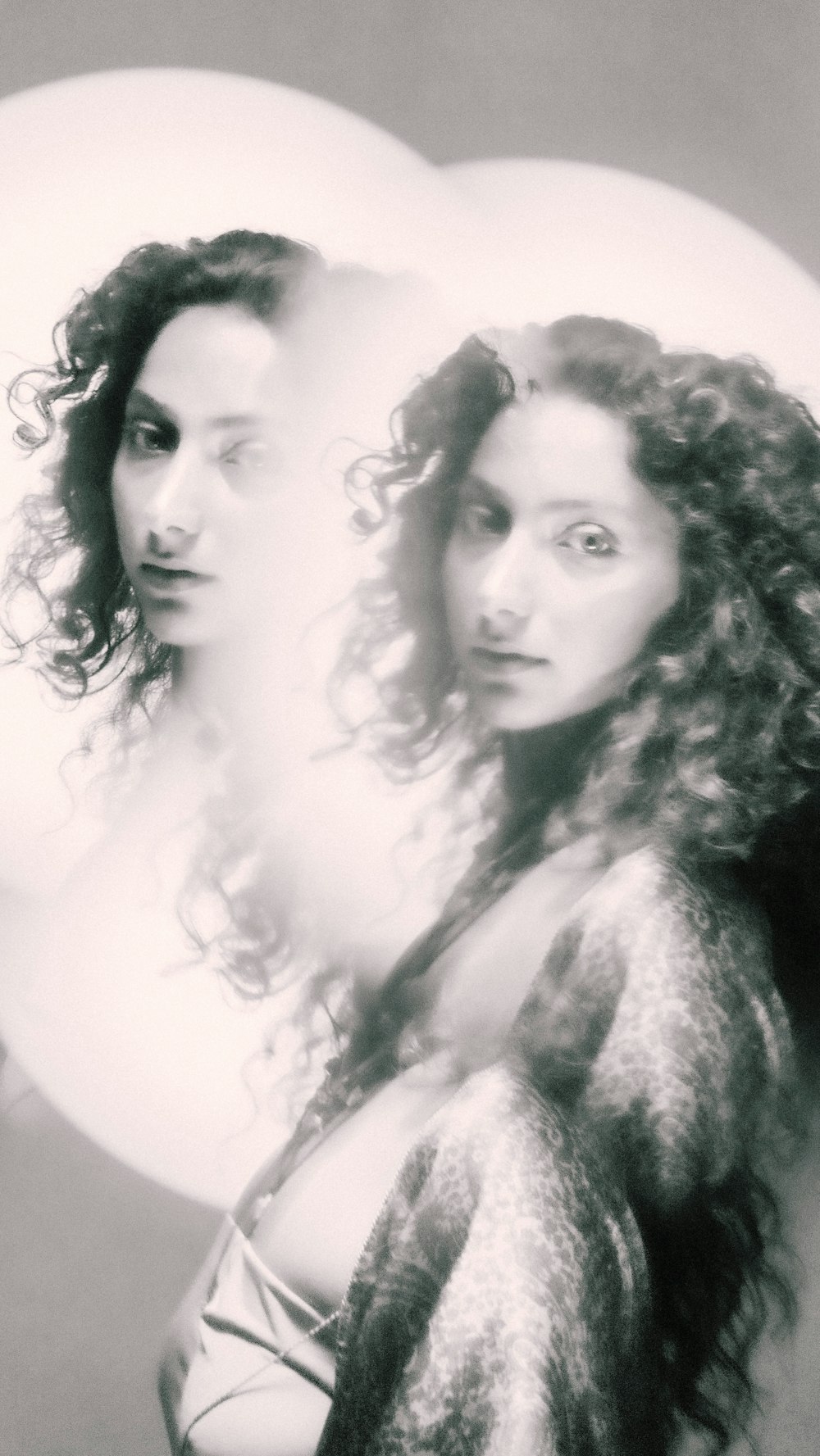 ein Schwarz-Weiß-Foto eines Mannes und einer Frau