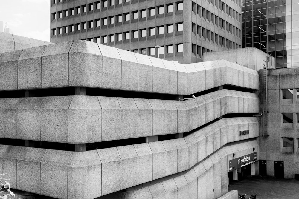 a black and white photo of a building in a city