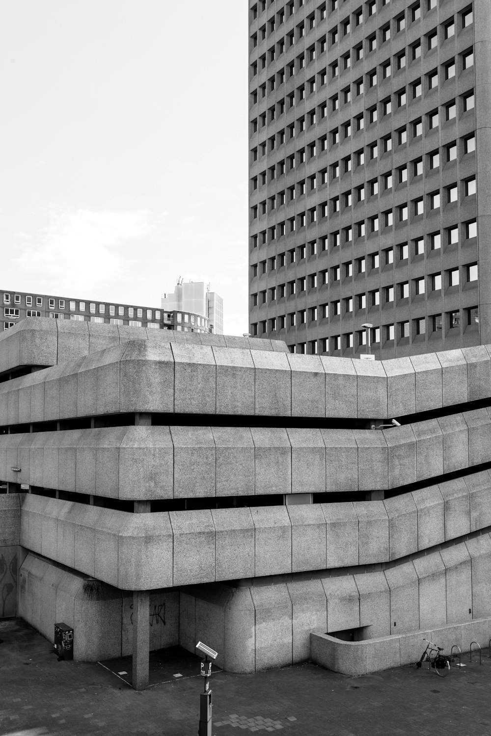 a black and white photo of a building in a city