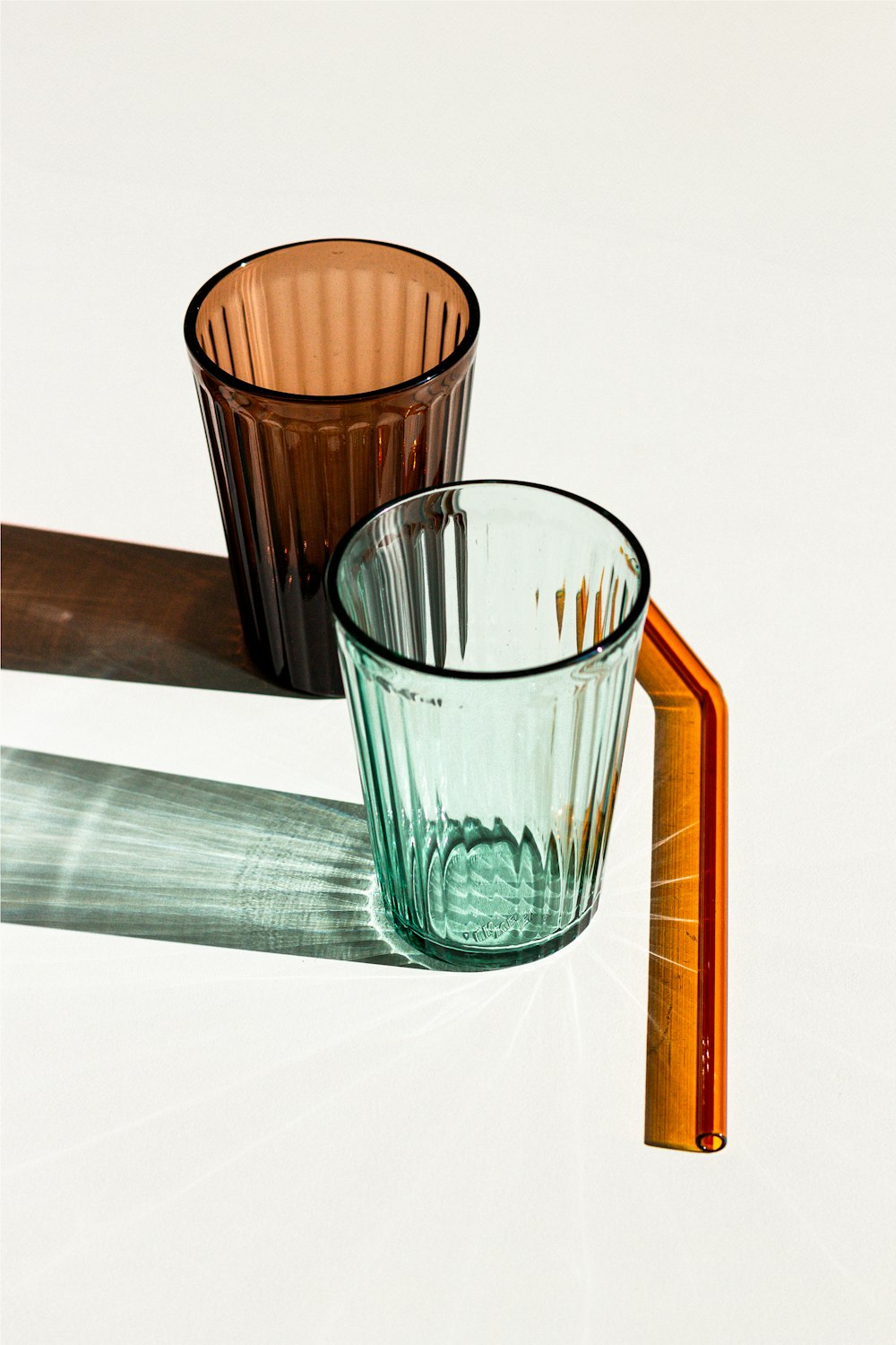 un par de vasos sentados encima de una mesa