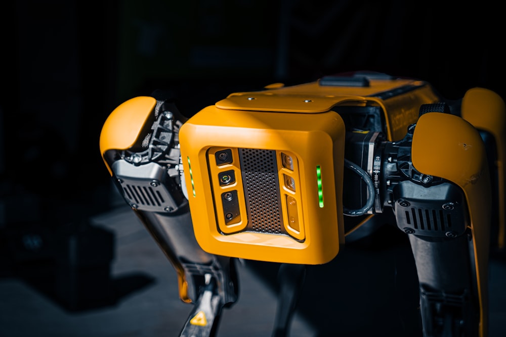 um close up de um robô que é amarelo