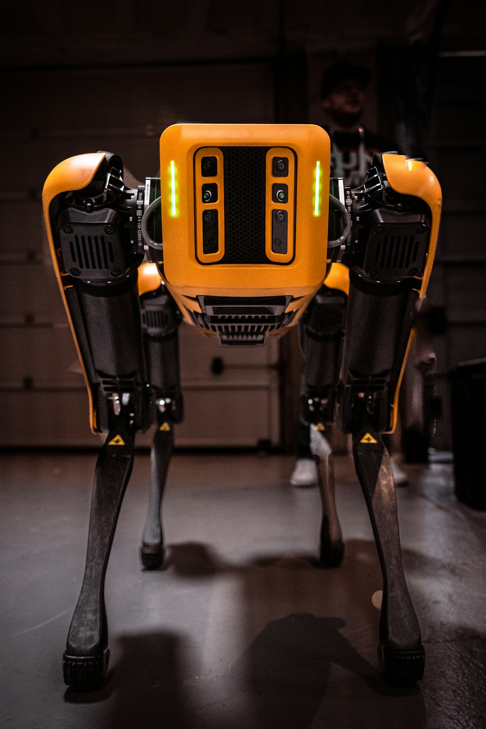 Un robot jaune et noir debout dans un garage