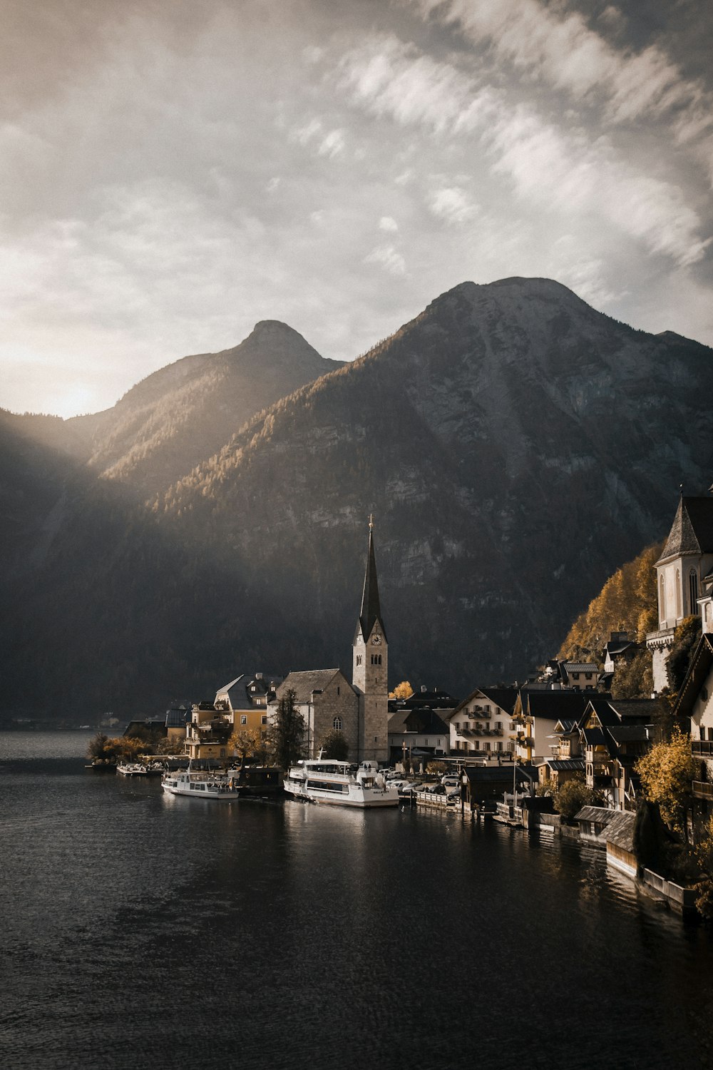 Una piccola città su un lago con le montagne sullo sfondo