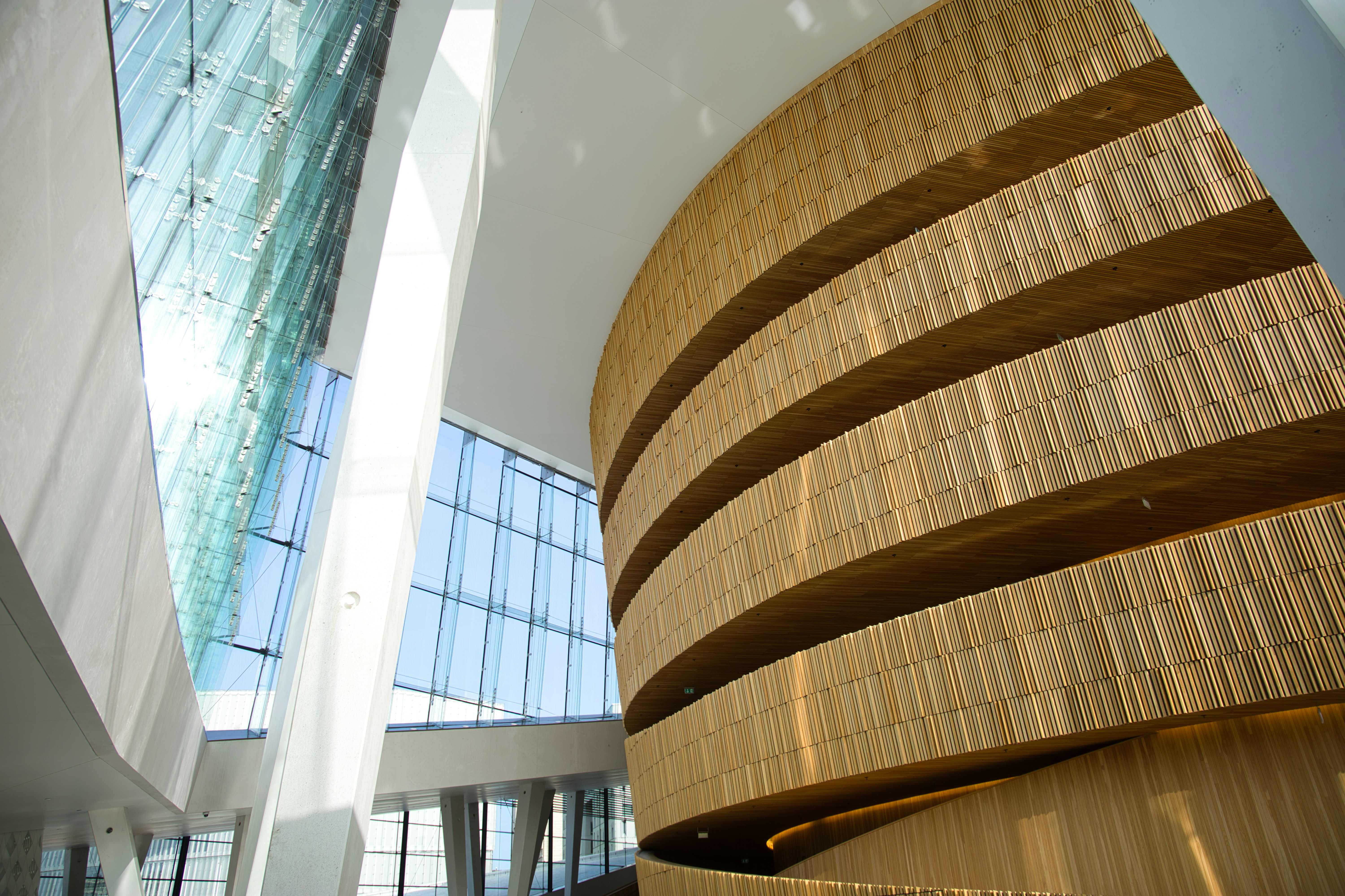 un grand bâtiment avec un escalier en colimaçon à l’intérieur