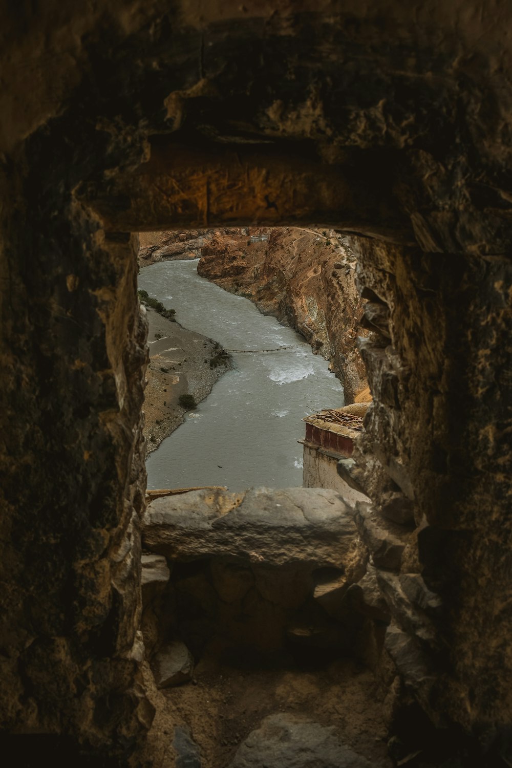 una vista di un fiume attraverso un tunnel di pietra