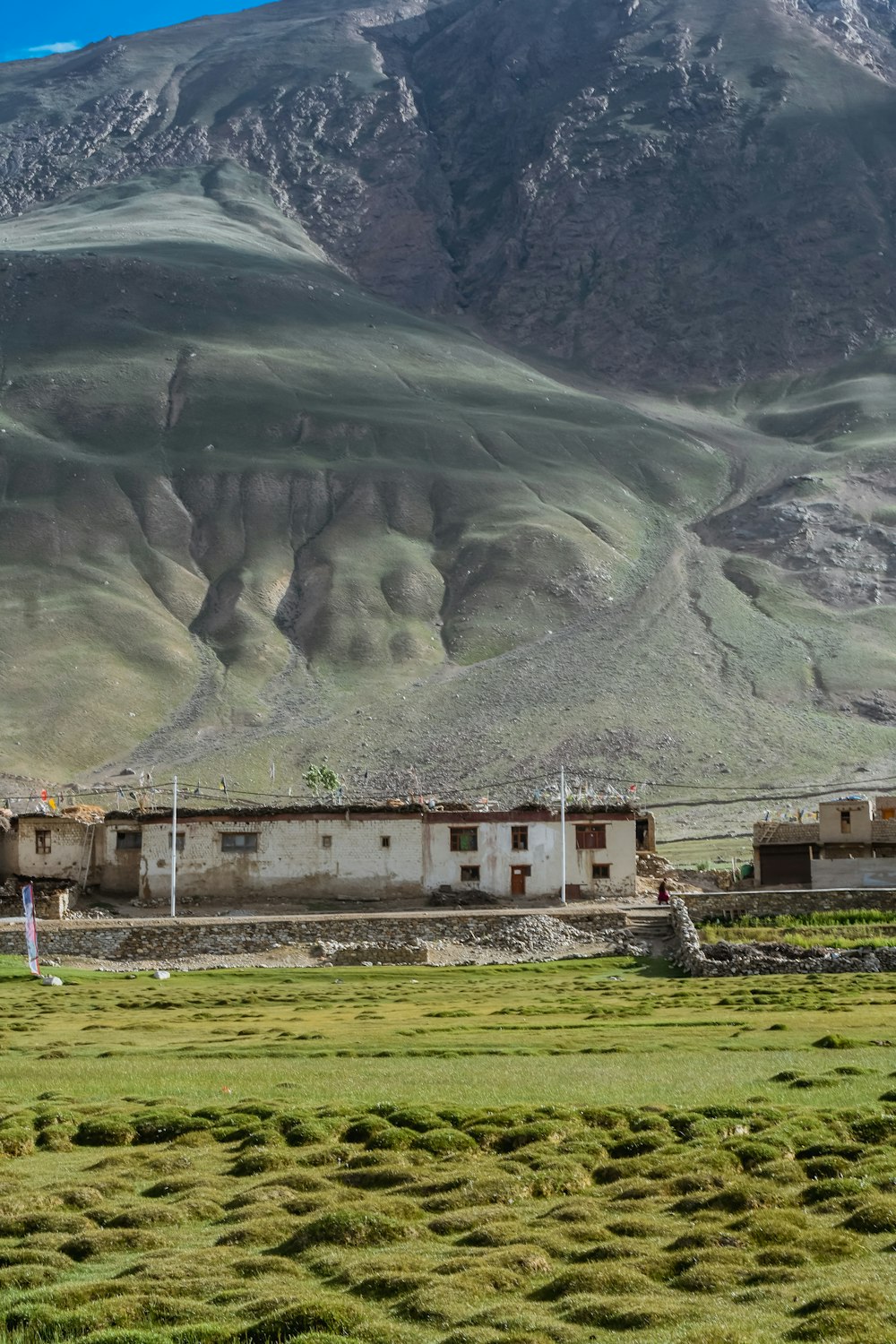 an old building in the middle of a field