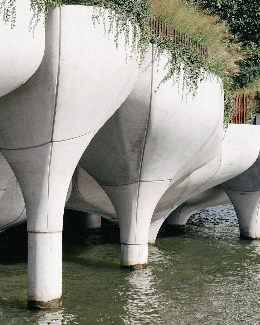 un groupe de structures en béton au sommet d’un lac