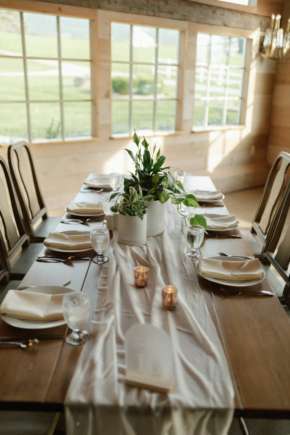 a table set with place settings and place settings