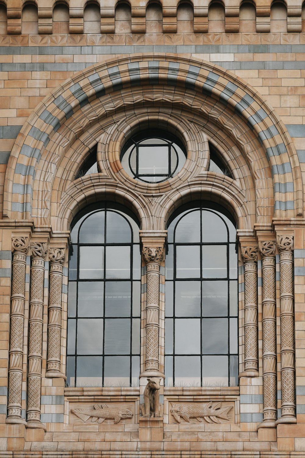 Un gran edificio de ladrillo con dos ventanas arqueadas