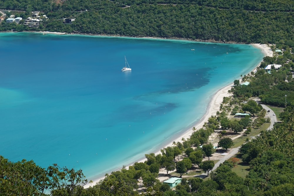 Blick auf einen Strand mit einem Boot im Wasser