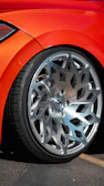 Close-up of a shiny, freshly CNC-glanzgedrehte alloy wheel reflecting light