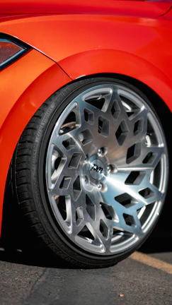 Close-up of a shiny, freshly CNC-glanzgedrehte alloy wheel reflecting light