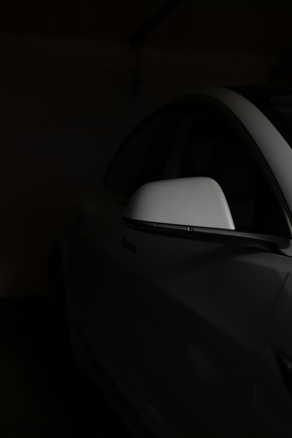 어둠 속에서 자동차의 흑백 사진