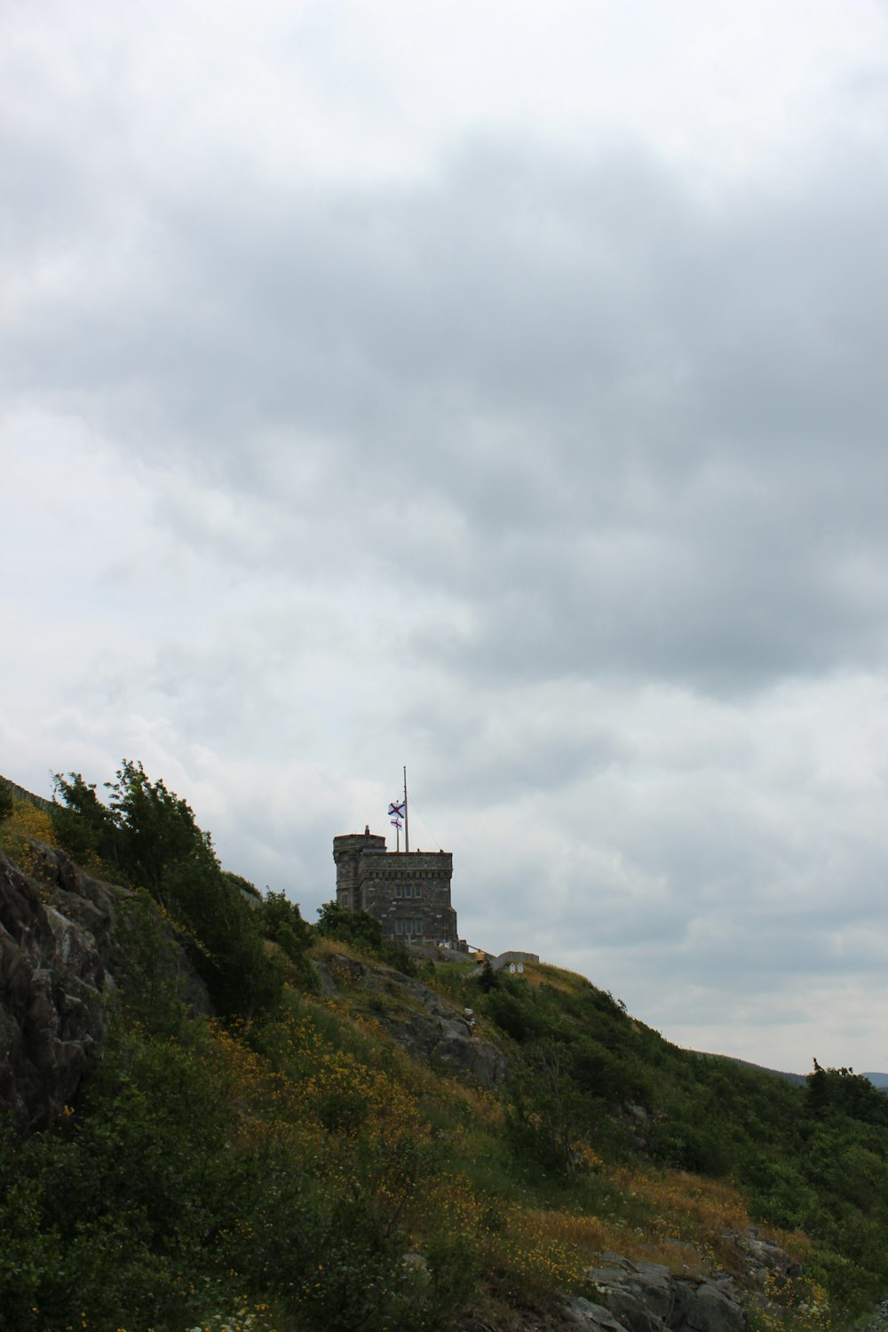 꼭대기에 깃발이 있는 언덕 위의 탑