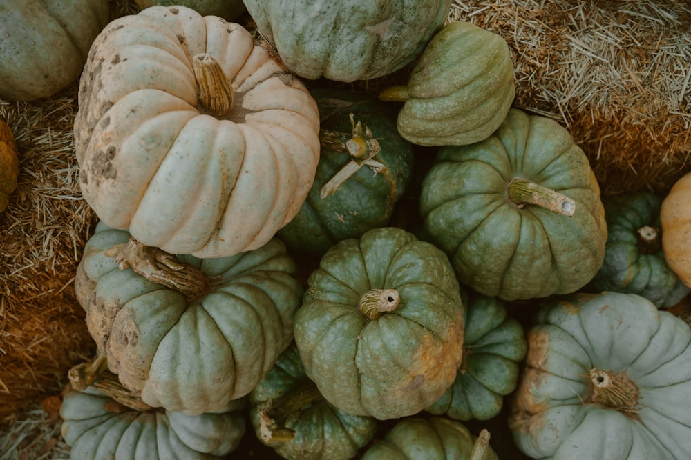 a pile of pumpkins sitting on top of hay