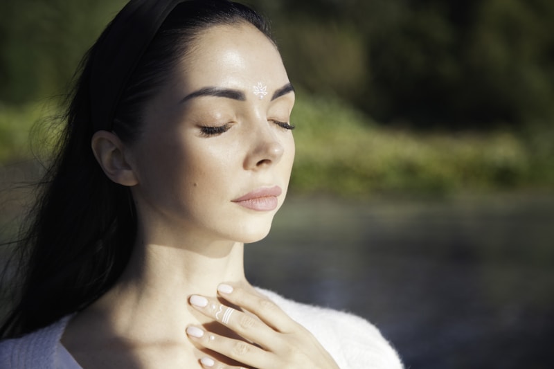 Gestual delicado feminino