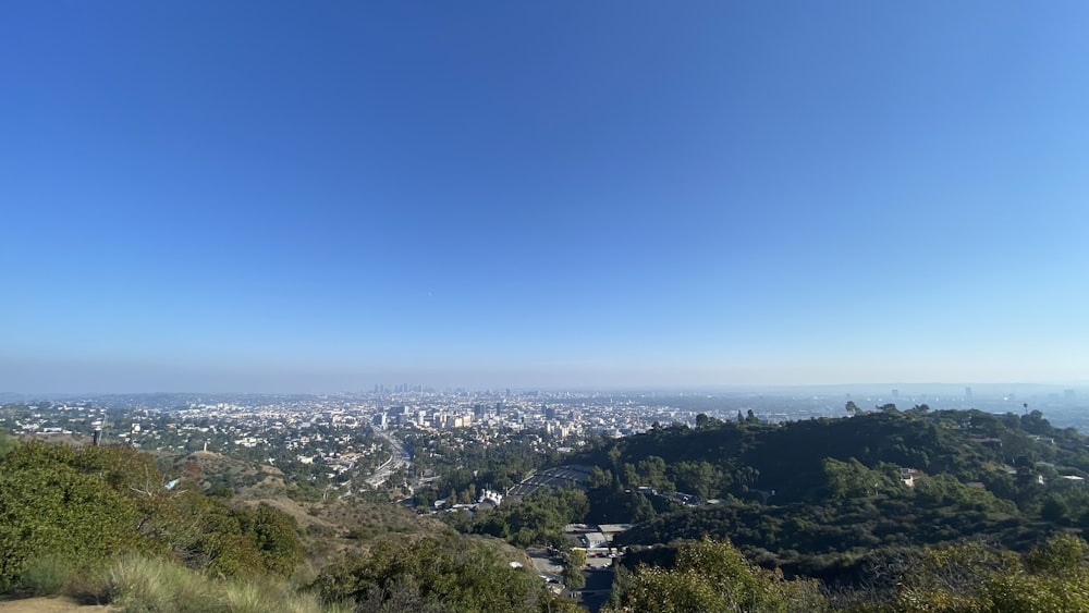 uma vista de uma cidade do topo de uma colina