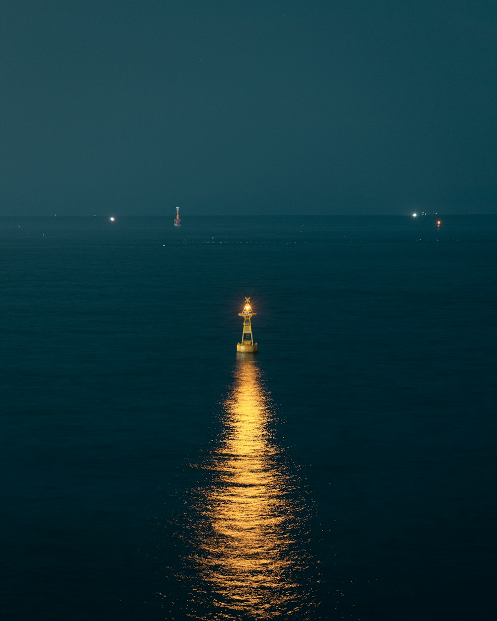 Una luna llena brilla intensamente en el agua