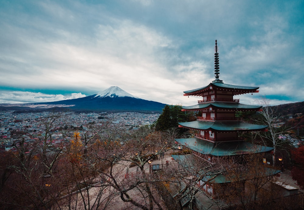 una pagoda alta con una montaña al fondo