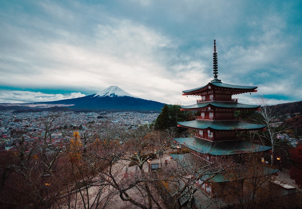 Une grande pagode avec une montagne en arrière-plan