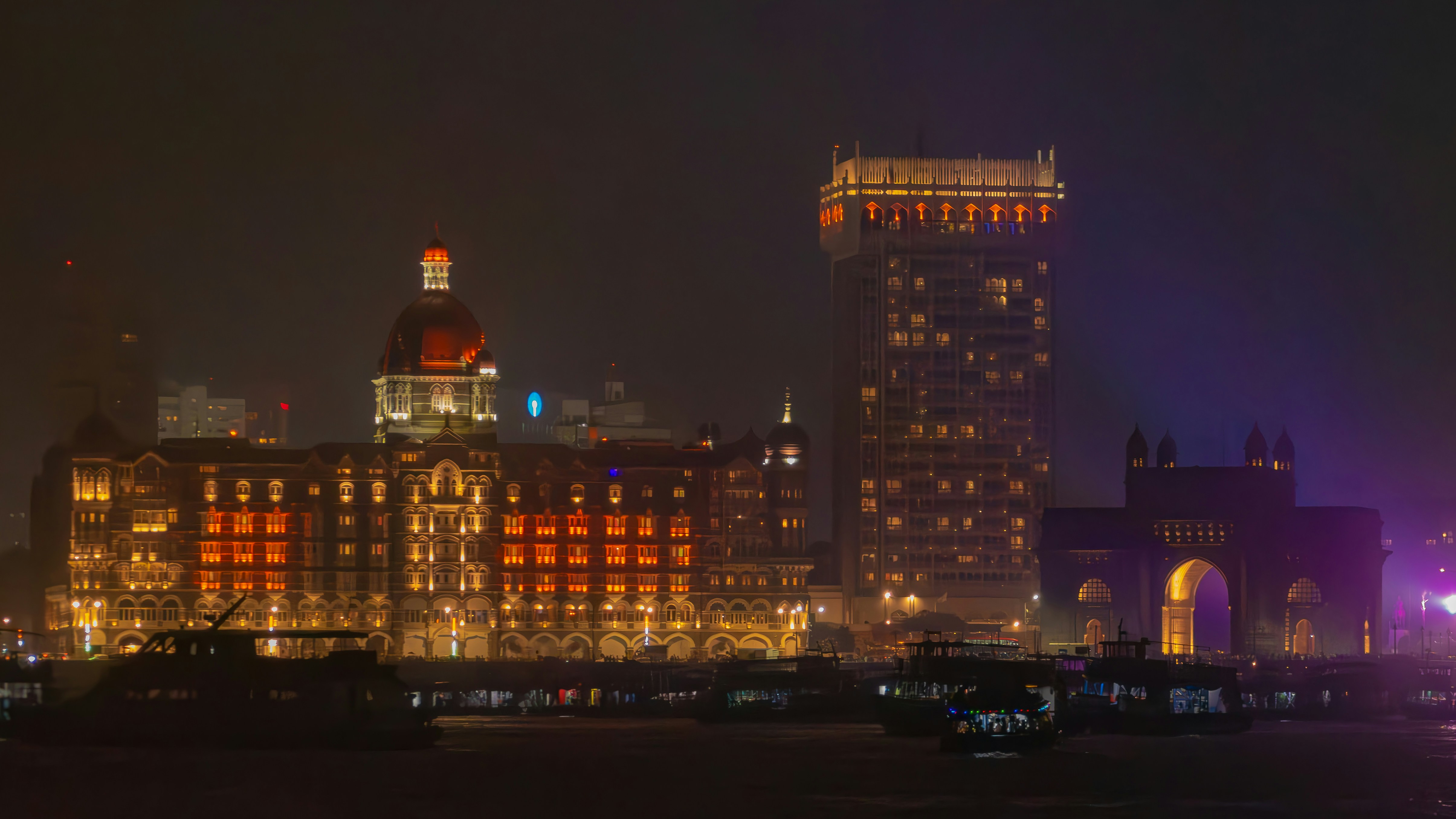 Eine nächtliche Skyline der Stadt, die von Lichtern erleuchtet wird