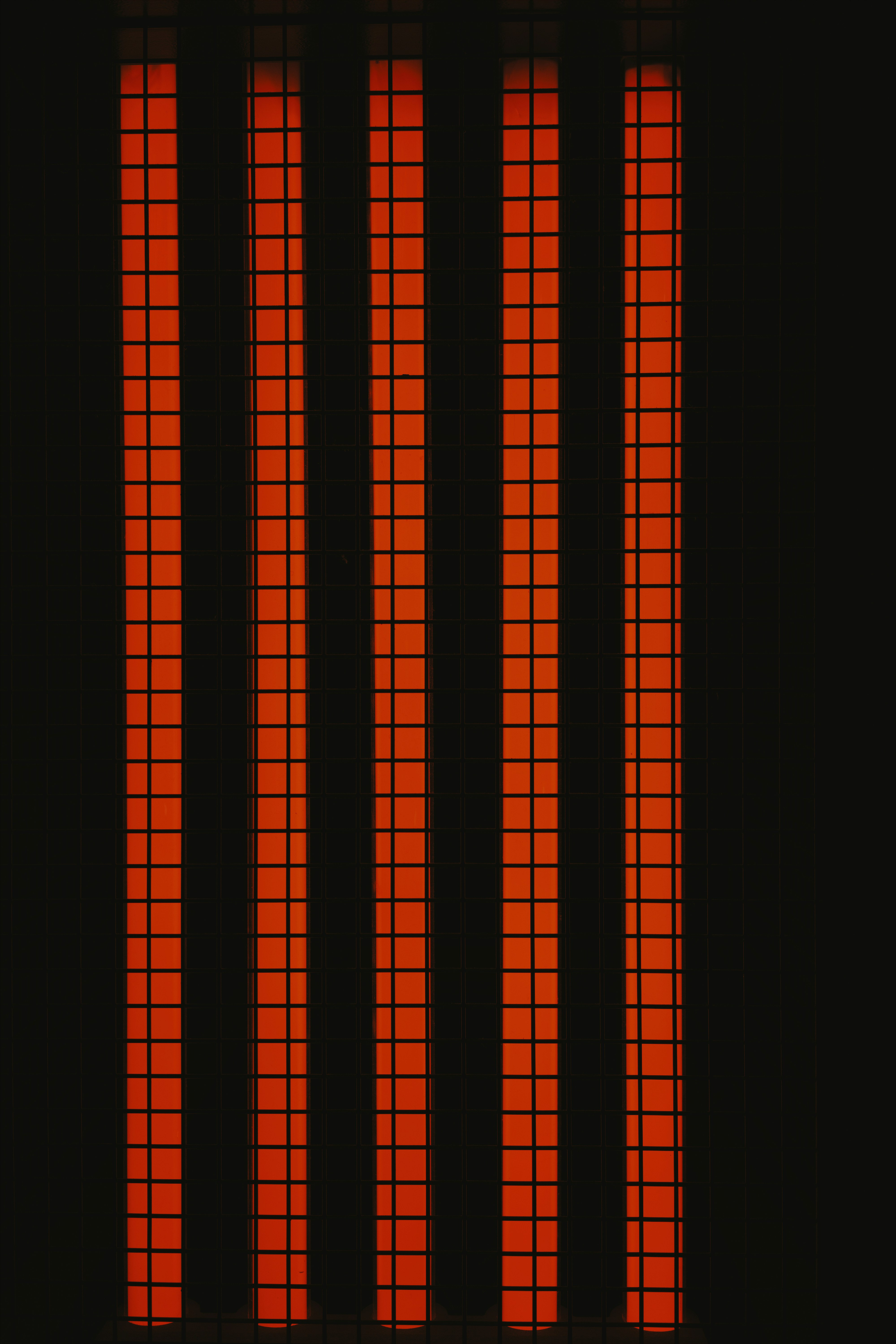 a red light is shining in the dark