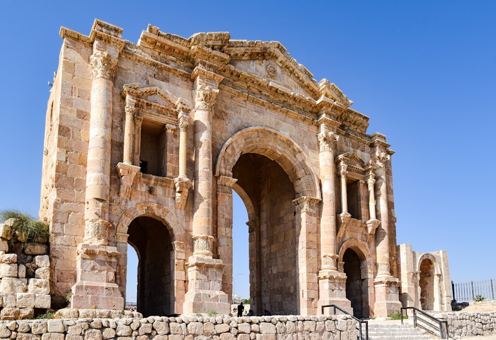 una gran estructura de piedra con dos arcos