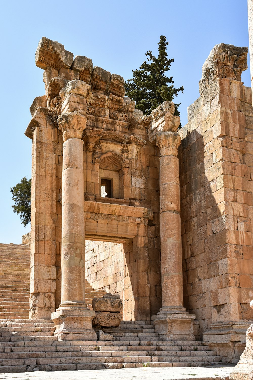 una struttura in pietra con colonne e una finestra