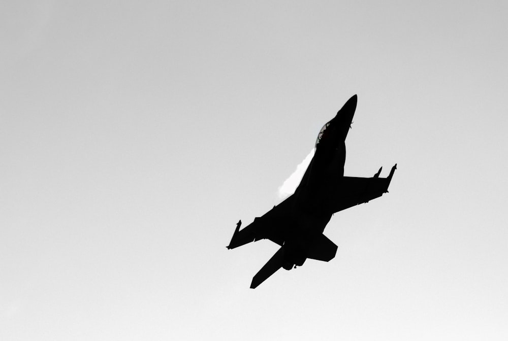Una foto in bianco e nero di un jet da combattimento