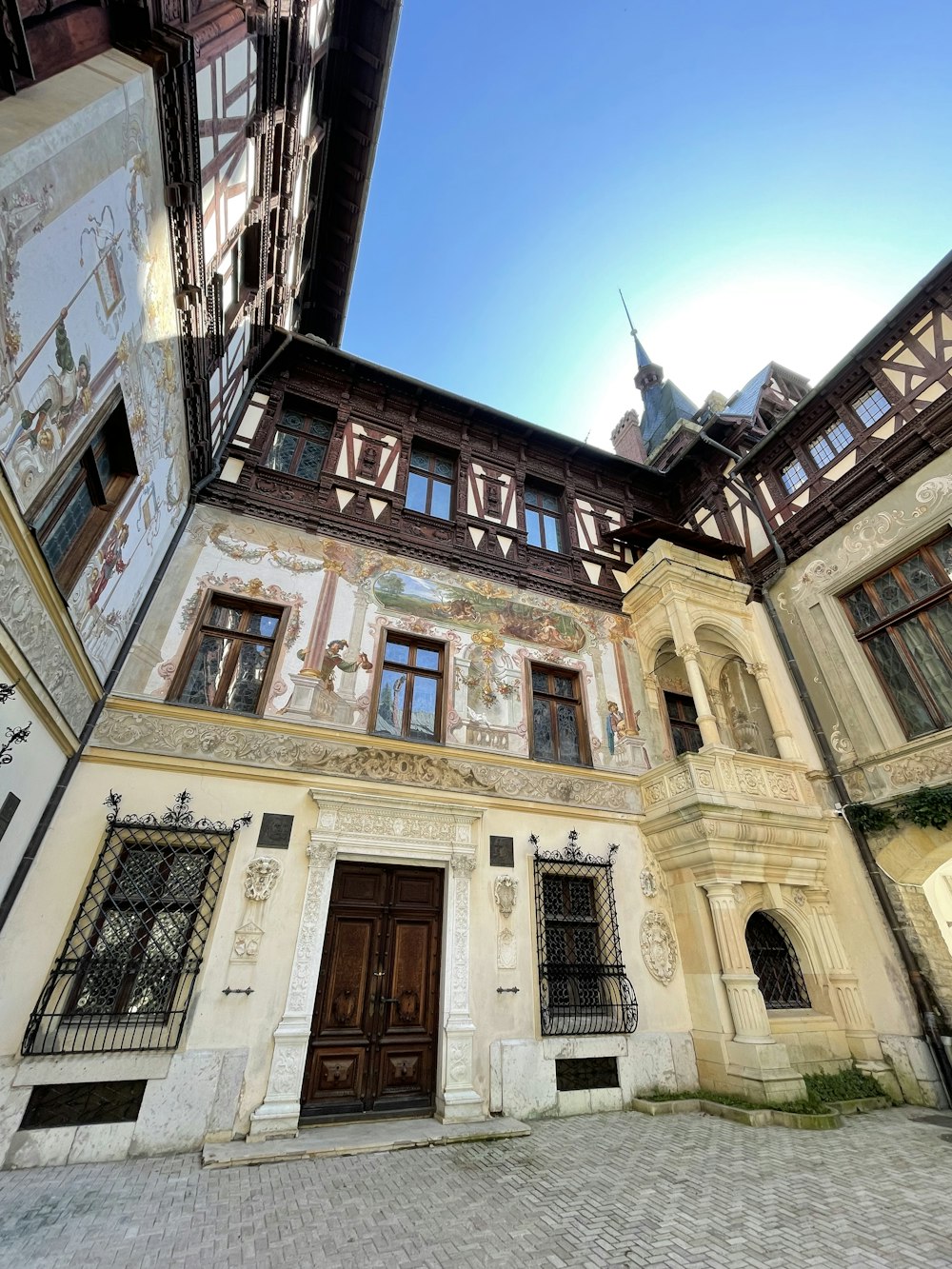 Un grande edificio con molte finestre e porte