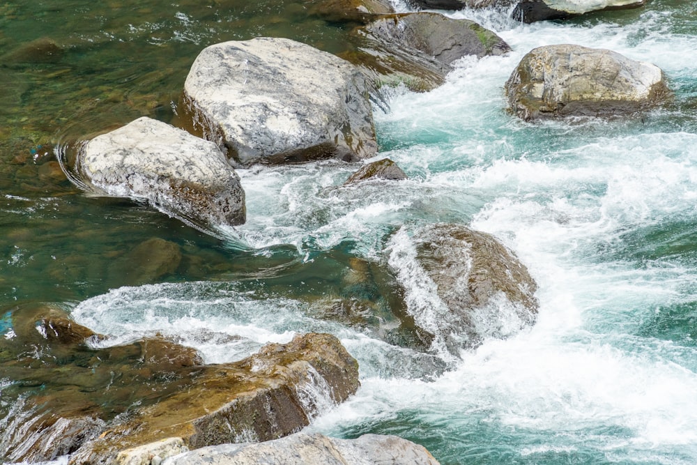 Das Wasser rauscht über die Felsen im Fluss