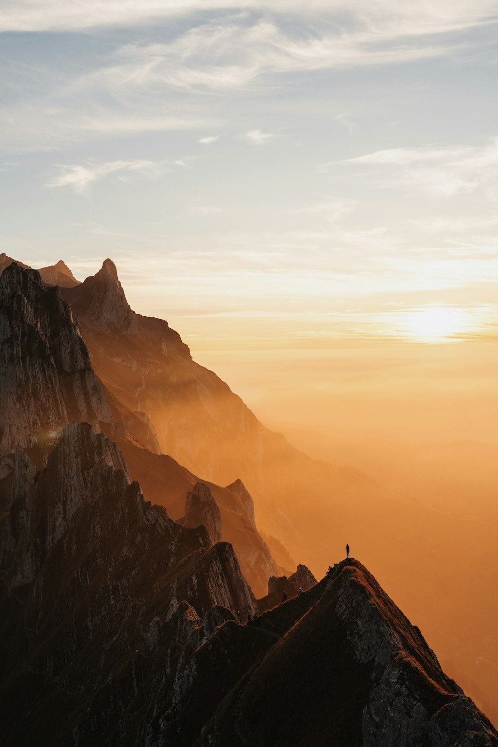 Una persona parada en la cima de una montaña