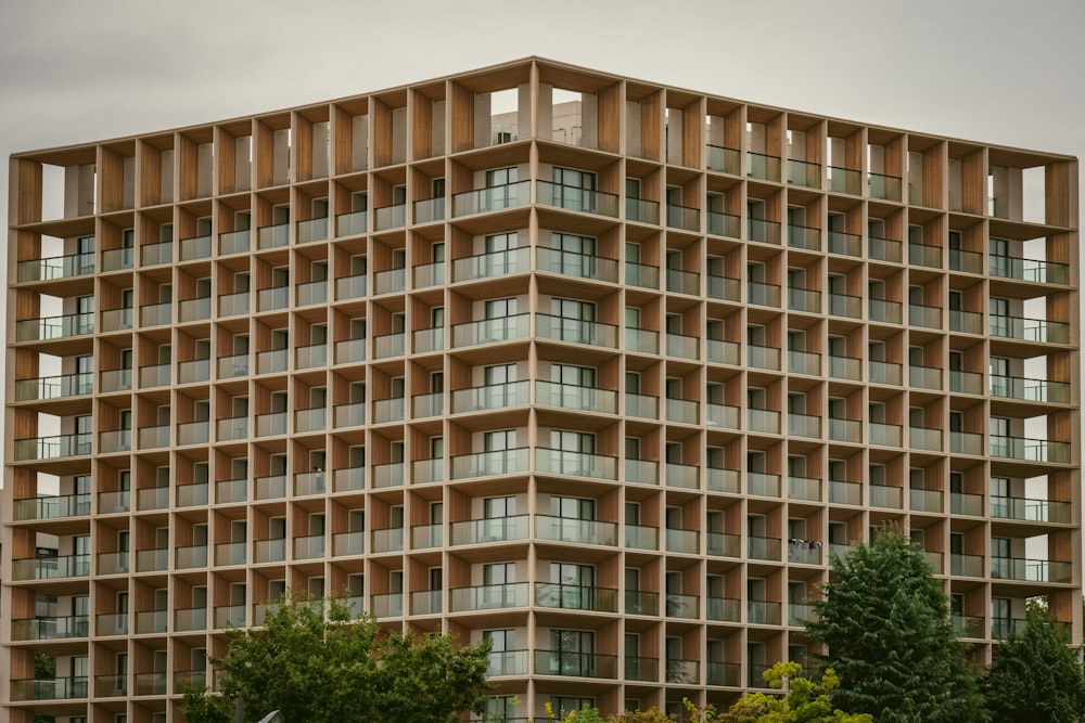 Un edificio muy alto con muchas ventanas