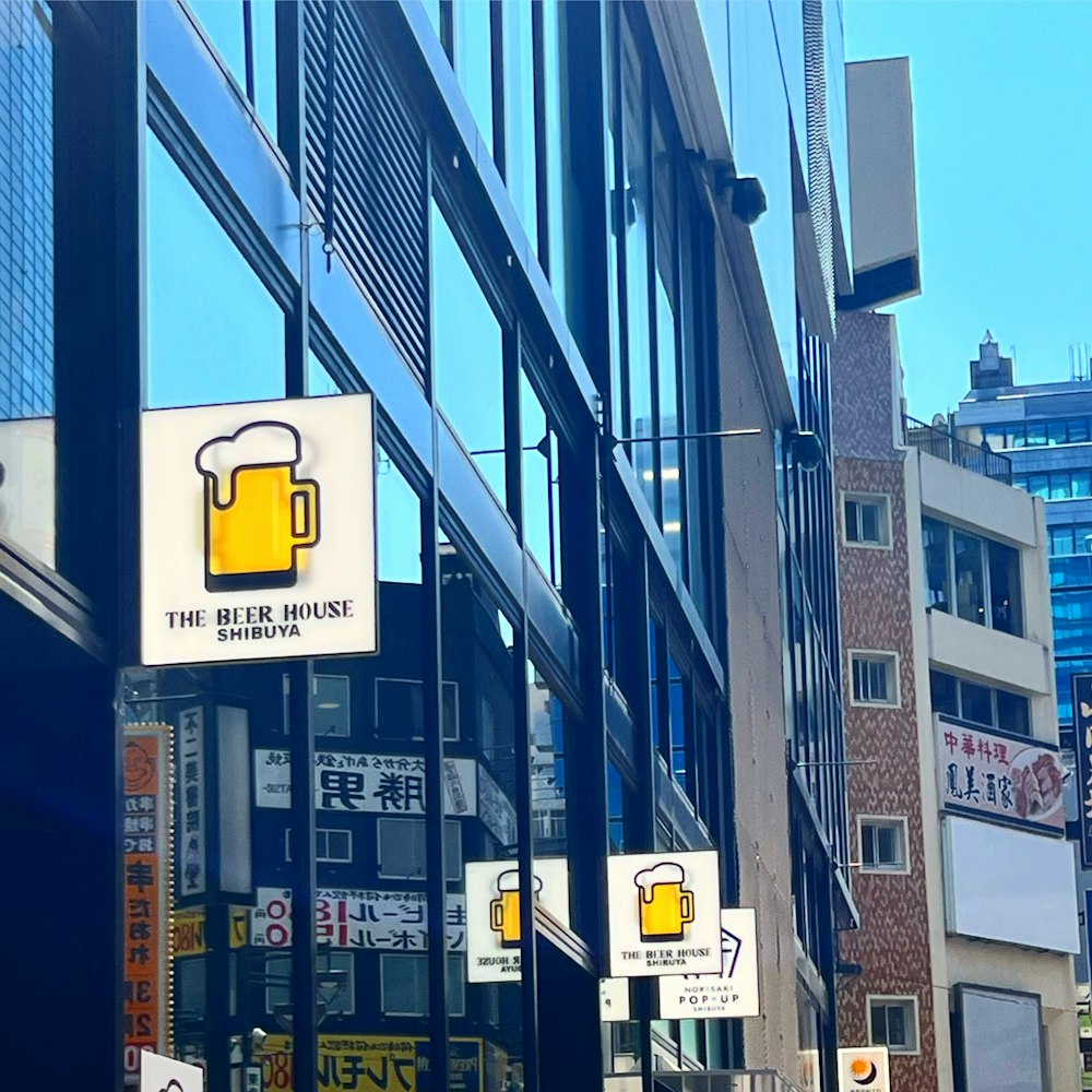 Una calle de la ciudad llena de muchos edificios altos