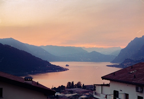 A vibrant 360° virtual tour capturing the serene Dal Lake at sunset.