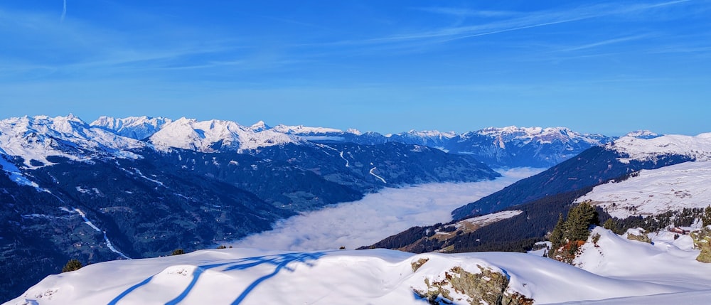 Blick auf eine verschneite Bergkette mit Bergen im Hintergrund