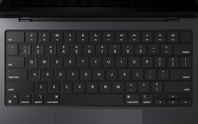 Cała klawiatura laptopa widziana prosto z góry, wszystkie rzędy klawiszy w kadrze.